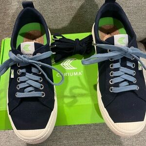 OCA Low Cariuma Navy Sneakers